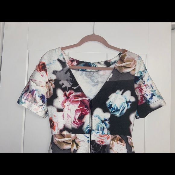 Classy floral structured midi dress. - Picture 4 of 5